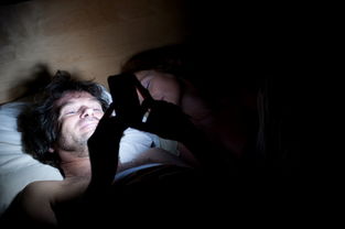 男人淋雨跪求女人挽回,男子淋雨跪求女友复合