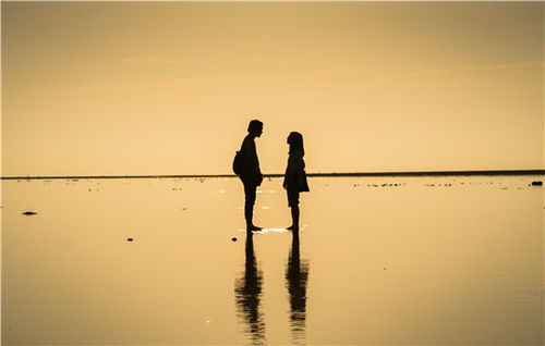 男的下跪道歉挽回,男子跪地道歉挽回情感