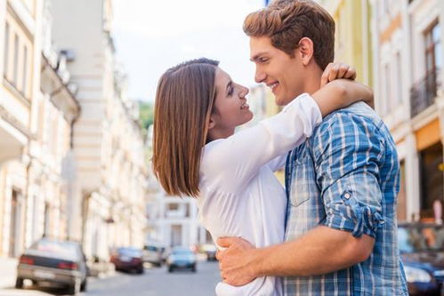 男孩下跪想挽回妻子,男子下跪挽回婚姻