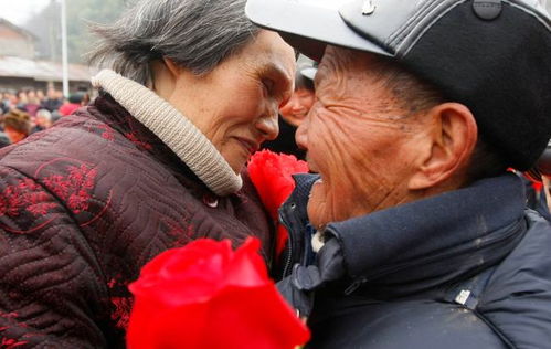 老头挽回老伴完整视频,老夫妻甜蜜重逢，老头用真情打动老伴——完整视频