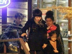 老公跪求老婆挽回视频,夫妻重修旧好，老公跪地求婚求和解