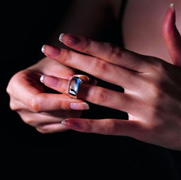 男人拿戒指挽回老公,男子利用戒指挽回老公