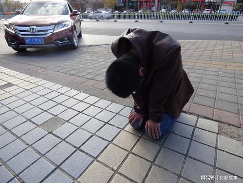 男人真心挽回女友跪下,男子认错跪地求原谅