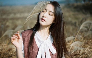 美女友哭着挽回男友,女孩泪拜，希望复合成功