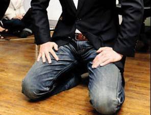 男生下跪挽回女友,男生单膝跪地恳求女友复合