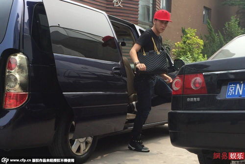 富婆在车里挽回男子,车中富婆求爱成功