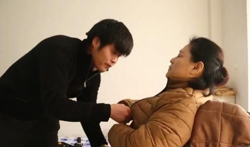 女子为挽回前夫下跪,女子下跪挽回前夫