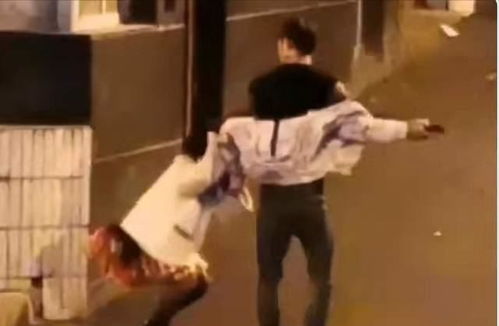 女友跪下挽回男朋友,女友跪地挽回男友，劝和不劝分。