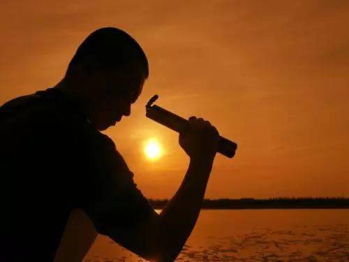 既然走了不要去挽回,不要留恋过去，向前看！