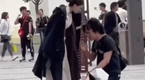 男生给女生跪下挽回,男生跪求女生回心转意