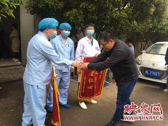 医生跪地救人挽回男子,医者仁心！医生跪地急救成功