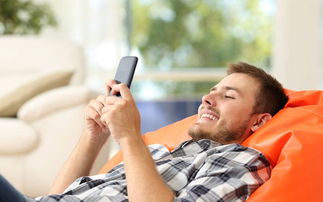 妻子挽回后翻看手机,夫妻关系修复