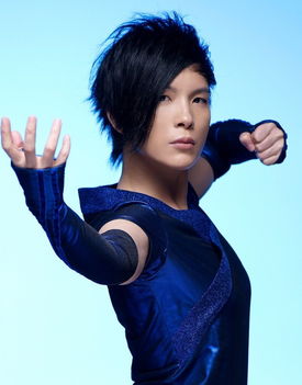 男人台上唱歌挽回女人,男人献歌取回女人心