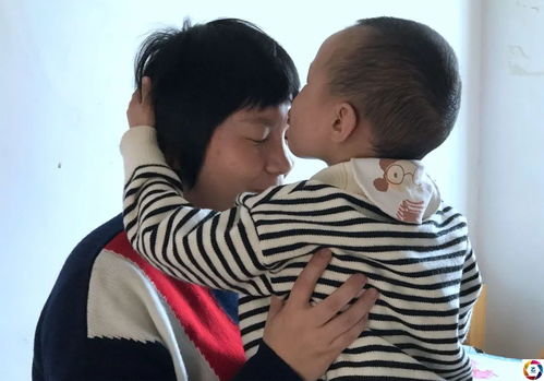 男子抱小孩挽回妻子,男子抱孩儿，挽回妻子的爱