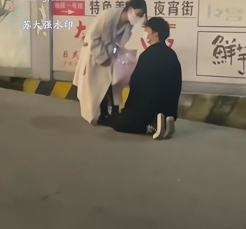 操场下跪挽回女友，跪地求和女友，唤回爱情