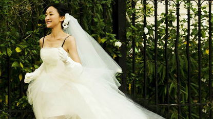 女子穿婚纱挽回男子,穿婚纱挽回前男友