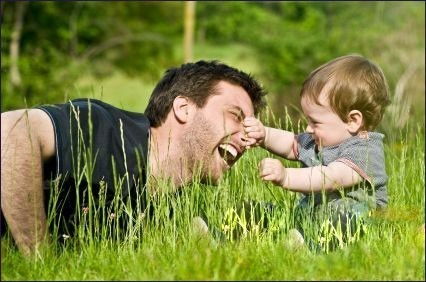 男人挽回老爸的视频,男儿重归故里感动老父