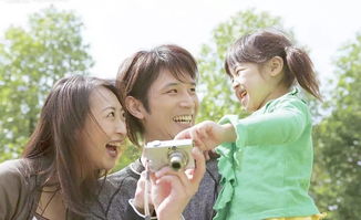 男子抱小孩挽回妻子,男子抱孩儿，挽回妻子的爱