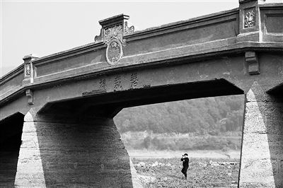 双塔挽回昔日的过错,双塔重铸友谊之桥