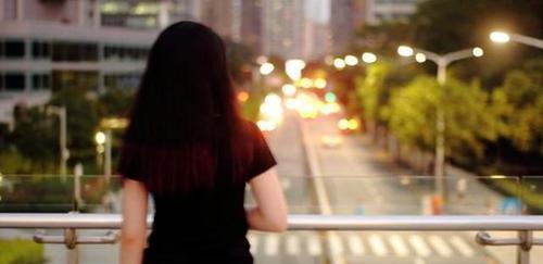 女追男分了男生怎么挽回,男友被追求分手了，该怎么挽回？