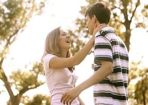 男子为挽回前妻下跪,男子下跪挽回前妻爱情