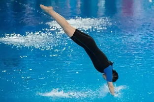 女孩为挽回男友跳水,女孩为挽回男友跃入水中