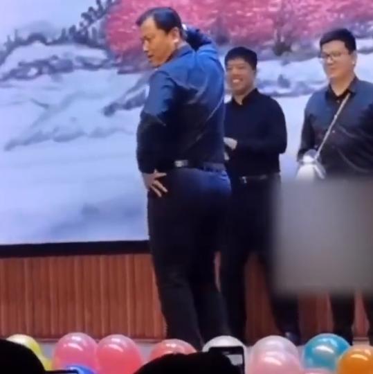 挽回老师文案男生搞笑,搞笑男生挑战挽回老师，笑翻全场！