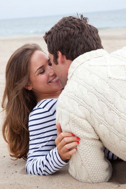 男人假意挽回女人,男子用假手段挽回女友情感