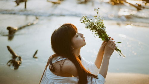 女生卑微挽回的爱情,女生努力挽回爱情