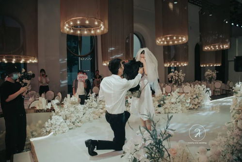 男方挽回婚姻送花求爱,男子送花挽回婚姻