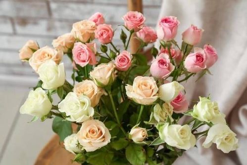 哪有抱着鲜花挽回女友,男子手持鲜花努力挽回女友心，惊人一幕发生