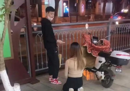 男人真心挽回女友跪下,男子认错跪地求原谅
