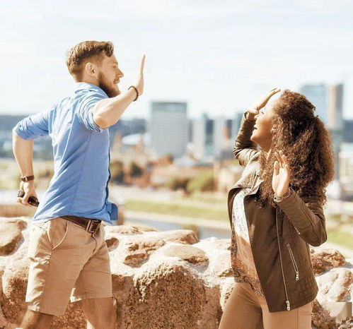 男生挽回女生被堵门,男子为挽回女友试图突破难关