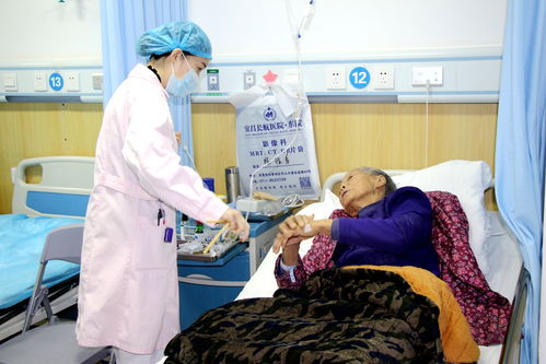 护士挽回患者的图片,护士的温暖治愈：她用爱心挽回了病患的生命