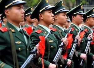 女孩去挽回当兵男友,女孩为挽回当兵男友奔波