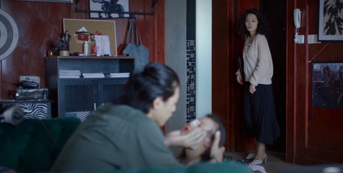 男主疯狂挽回虐,男子拼命挽回前女友并发疯，引人深思