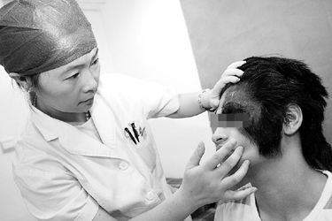 罕见病男孩怎么挽回,挽回罕见病男孩的生命：治疗与支持