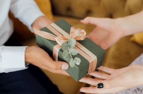 爱情挽回送什么礼物,挽回爱情：巧送一份礼物