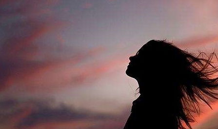 怎么挽回伤害女生的话,如何挽回伤害女生的心？