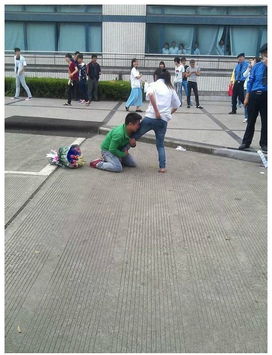 男人跪下挽回女友,男子下跪挽回女友