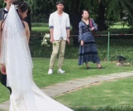 新娘入场摔倒怎么挽回,新娘入场摔倒如何挽回场面