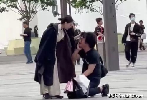 吵架男人下跪挽回,男人下跪挽回女友爱情