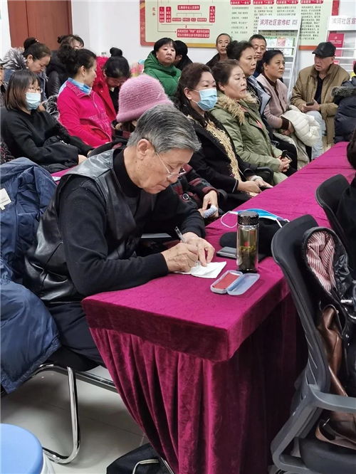 集体活动中挽回感情,集体行动化解矛盾