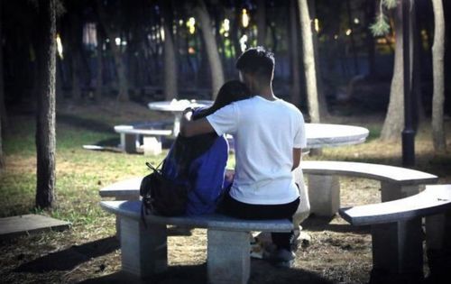 女子痛哭挽回分手男友,女子痛哭挽回男友