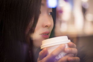 情侣分手借钱挽回视频,女孩借钱挽回分手男友，却遭冷落……