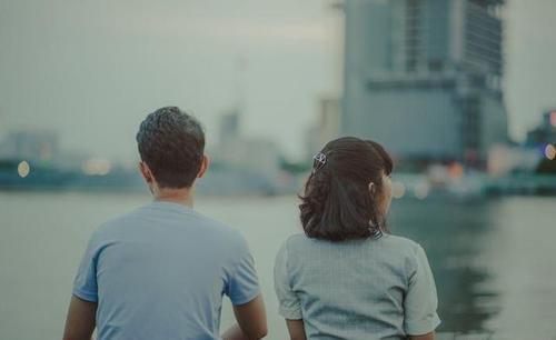 女出轨后悔疯狂挽回,女出轨悔不当初疯狂挽回