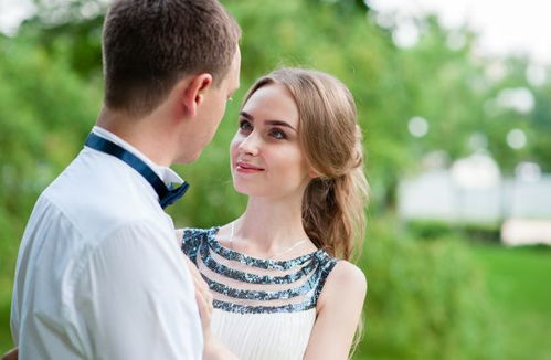 挽回女人对方很纠结,如何挽回纠结的女人