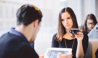 吵架女生想挽回相亲女孩，相亲女孩不满，吵架女生积极挽回