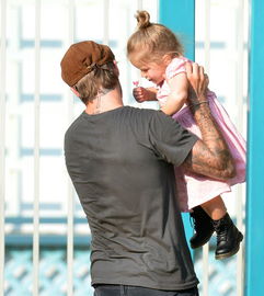 女儿挽回父亲的手,女儿的爱治愈父亲的手