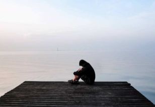 爱情挽回图片伤感男生背影，男生离别的落寞背影，寻觅爱情逝去余温